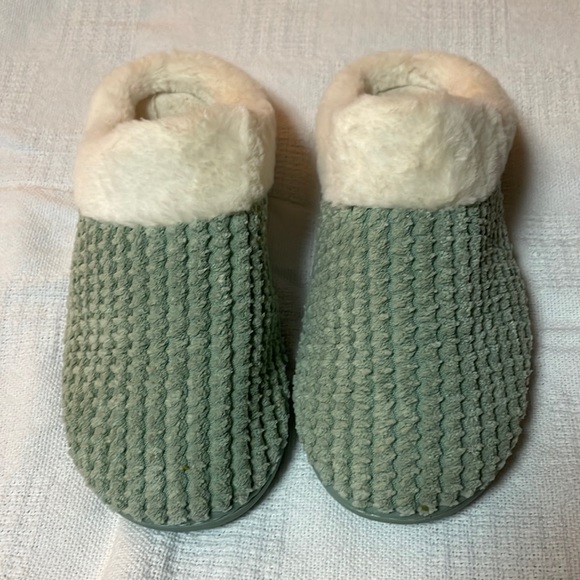 Shoes - Women memory foam slippers